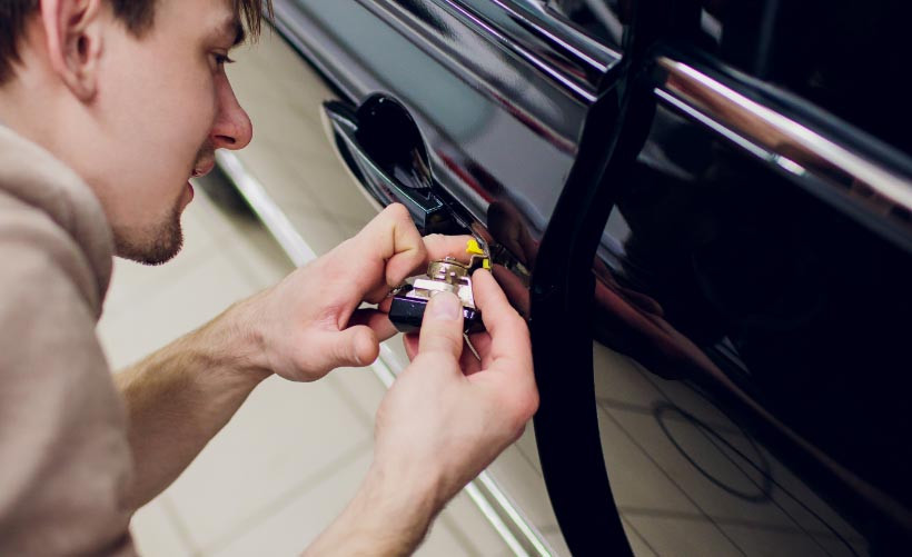 How Automotive Locksmiths Solve Modern Car Lock Problems